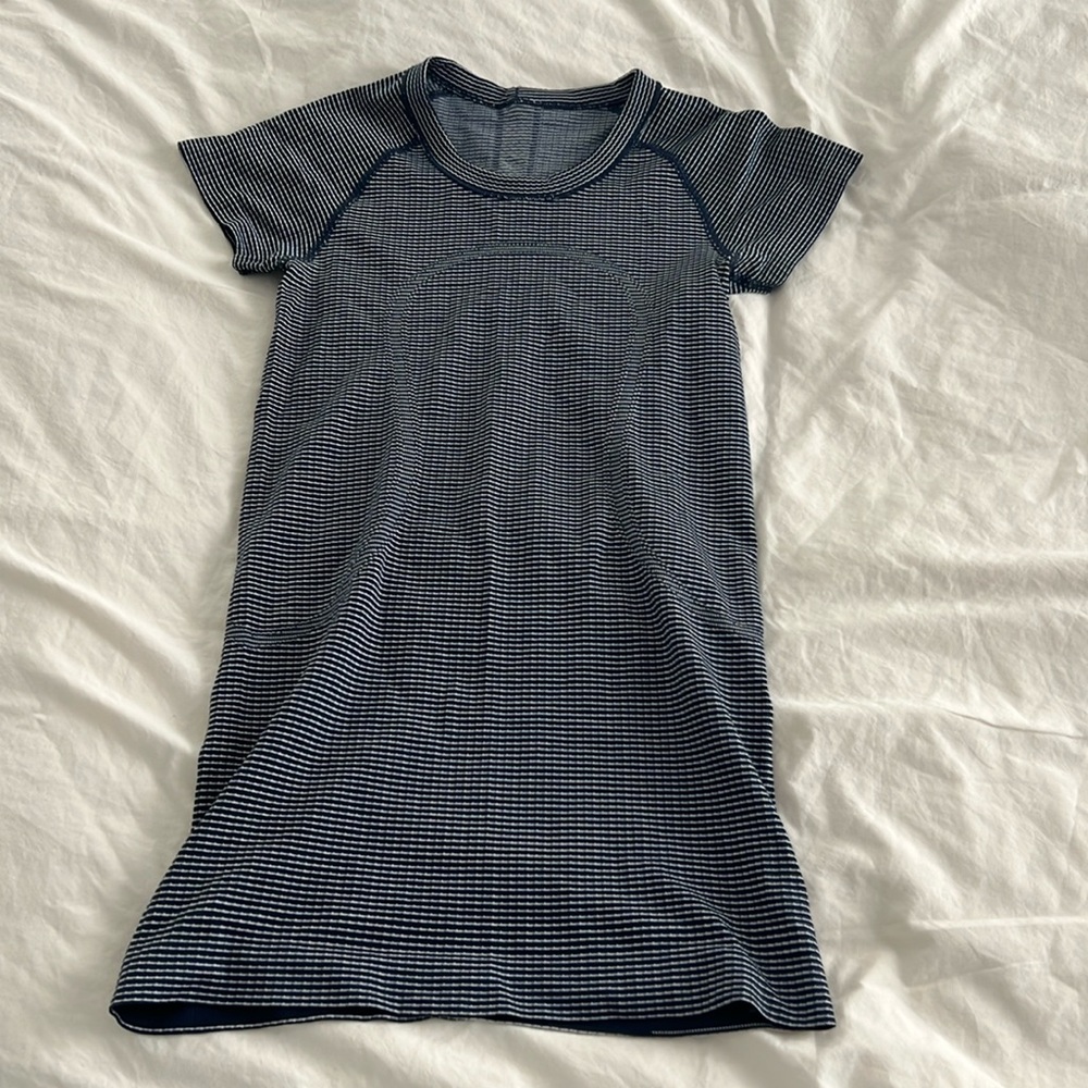 Lululemon short sleeve size 2